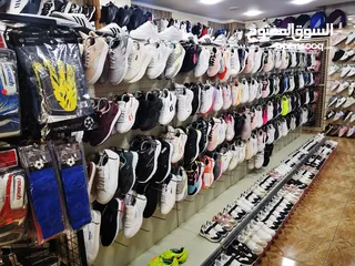  11 محل أحذيه بكامل الديكور والمعدات والأحذيه