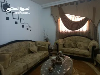  2 طقم كنب بحالة ممتازه