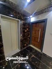  18 شقة فاخرة 200 متر للبيع موقع مميز قرب الخدمات