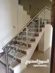  18 تركيب السيكوريت والمرايا وجميع أعمال الزجاج والألمنيوم بجودة عالية"