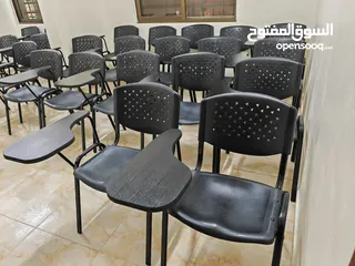  8 كراسي محاضرات خشب ومنجد و دروج مدرسية واثاث مدرسي. ماركا الجنوبية طريق الحزام قرب مطار ماركا