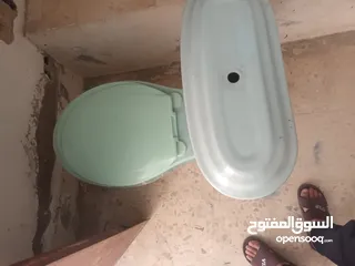  2 حمام فرنجي  مستعمل للبيع لون مميز