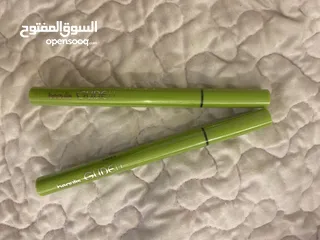  1 ايلاينر  Eyeliner اسود اللون وثابت