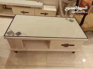  4 طاوله وسط وطاوله تلفزيون جوده عاليه  للبيع من المالك