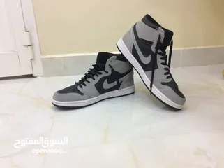  4 حذاء جوردن باللون الأسود والرمادي  Jordan shoes in black and grey