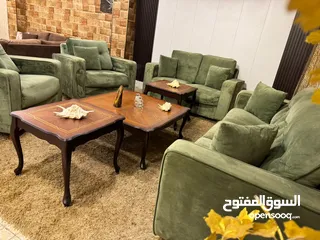  1 طقم كنب modern كوالتي عالي جداً  بالإضافة إلى (طقم طاولات 3 قطع) خشب زان