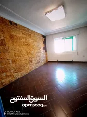 5 شقة للبيع مخدومة مع مصعد طابق اخير حالة ممتازة مطبخ أمريكي حالة ممتازة سكن مرة واحدة