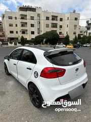  2 كيا برايد هاتش باك موديل 2014 فحص 4 جيد سعة الموتور 1600 سي سي الشكل رياضي لون ابيض سقف اسود