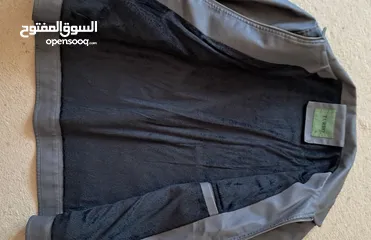  2 جاكيت رجالي جلد سكني. من الداخل فرو بالكامل لبسة واحدة فقط.سعر الشراء 35