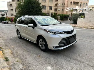  8 2021 Toyota Sienna Platinum Hybrid AWD