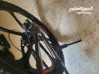  4 بسكليت (دراجه هوائيه) جنط 26 جبلي استعمال خفيف جدا مع هديه سكيت بورد صغير غير مستعمل ابدا