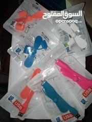  1 مروحة USB صغيرة وخفيفة، تشتغل على أي باور بنك أو شاحن.