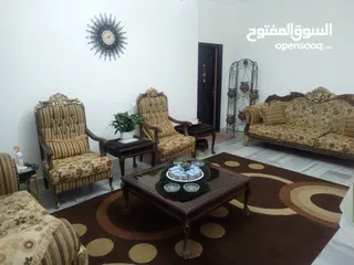  1 طقم كنب مع طرابيزات في حالة جيدة  عسلي وبني للتواصل الرجاء الاتصال على الرقم