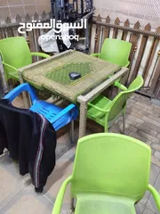  5 طاولات زجاج وبلاستك عدد6 مع كراسيهم بحالة جيدة  يصلحن لمطعم أو للقهوة