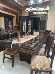  6 طاولة سفرة مع 8 كراسي ديكورات وخزانه ومرايه معها خزانه