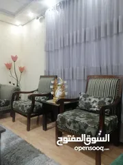  2 طقم كنب سبع مقاعد نظيف واستعمال بسيط مع ثلاث طاولات وسط بحاله جيده