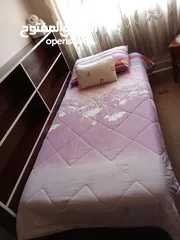  2 سرير خشب رفوف بحاله شبه جديده السرير تفصيل خشب ثقيل ومرتب لا يوجد به أي تلف أو عطل استخدام سنة
