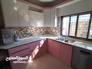  17 شقة واسعة للبيع – 131 متر مربع، 3 غرف نوم، بلكونة بإطلالة جميلة، موقف خاص، وموقع مميز