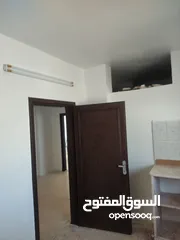  4 شقة للايجار  مساحة الشقه 107م مكون من صاله وغرفة قعده وغرفة نوم وغرفة جلوس وحمام ومطبخ وبلكونه