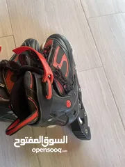  4 حذاء رياضي يحتوي على أربع عجالات في كل رجل