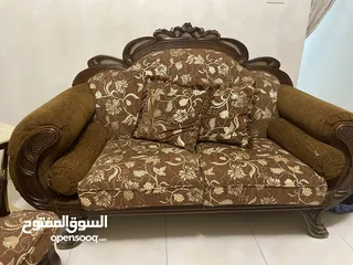  9 طقمين كنب للبيع بحالة ممتازة جدا للبيع بسبب ضيق المساحة