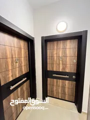  1 شقه فاخره طابق ثاني طابقيه لها مدخلين يوجد مصعد