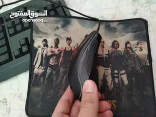  6 ماوس وكيبورد وماوس باد بس  واذا بدك اشي لحاله ممكن اقرأ الوصف