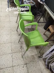  1 طاولات زجاج وبلاستك عدد6 مع كراسيهم بحالة جيدة  يصلحن لمطعم أو للقهوة