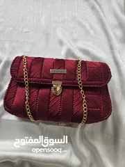  8 تألقي مع حقيبة اليد الخمرية الفاخرة - تصميم يدوي يروي حكاية أنوثة واناقة