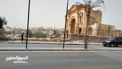  4 محل للبيع في موقع حيوي في جرش باب عمان موقع سياحي واثري مقابل اثار جرش