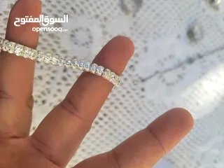  19 فضه سنسال وزنه 33 اسوارة وزها 19 وفي خاتمين باندورا وخاتم فيروز وخاتمين ستاتي واسوارة عين زرقا وخاتم