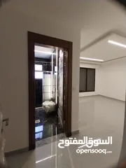  17 شبه فيلا خلدا 230م وتراسات 200م وكراج خاص