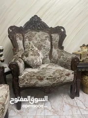  3 طقم كنب بحاله جيده مع طقم طاولات وحدة كبيره وثنتين صغار 