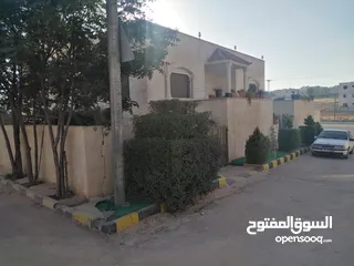  2 بيت مستقل للبيع في منطقة العبدلية بالقرب من مسجد خالد بن الوليد