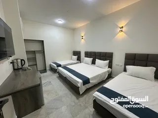  24 غرف وشقق فندقية نظيفة على البحر وبجانب السوق، موقع ممتاز، مطاعم، موقف عام، بلكونات، انترنت، مكيفات.