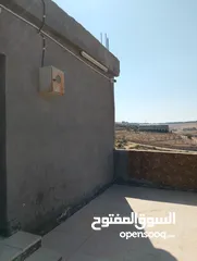  17 لقطة ؛ أرض زراعية مع غرفة على حدود الطفيلة والكرك ، تصلح للاستثمار كمزرعة سياحية أو منتجع سياحي