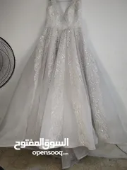  2 مستعمله معها تاج طرحه