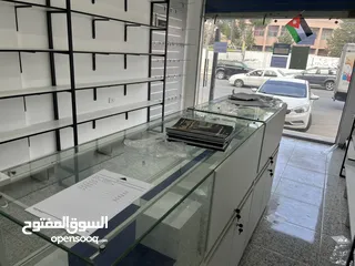  2 ديكور كامل ارفف و ألواح تعليق وبترينات بحالة ممتازة