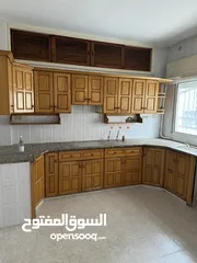  6 شقه سكنيه غير مفروشه للإيجار السنوي مساحه 200م2 طابق اول متوفر جميع الخدمات حول الشقه