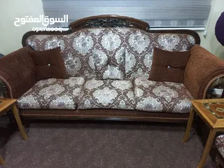  5 طقم كنب  جديد للبيع مع طاولات  خشب زان  وسجادة