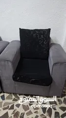  2 طقم كنب 7 مقاعد مريح بحالة جيدة جدا لون رمادي و أسود