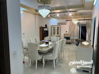  1 طاولة 3 قطع مع سفرة 8 كراسي للبيع شبه وكاله الطاولة فخمة لأصحاب الذوق الرفيع اشتريتها قبل سنه