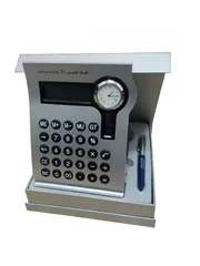  4 آلة حاسبة مكتبية مع قلم فاخر البنك العربي جديدة غير مستعملة.