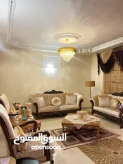  1 غرفة ضيوف للبيع بحالة الوكالة تحتاج مقاعد السفرة من الاسفل إلى دهان بسيط