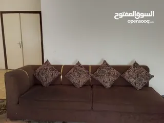  2 كنب خشب زان تفصيل بحاله الوكاله إسفنج جديد بحاله ممتازه