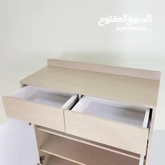  10 خزانة مودرن بستايل أوروبي راقـي تصميم خشبي راقي بلون بيج فاتح مع أبواب سادة بلون سكري أنيق