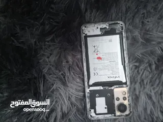  4 هاتف انفينكس نوت 12 مستعمل لكن بحالة جيدة لكن من خلف مكسور ال غطاء تاعه لا يوجد توصيل قابل تخفيض