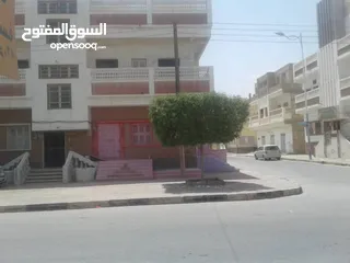  3 للبيع منزل موقعه تجاري سكني بغيل باوزير على الشارع الرئيسي