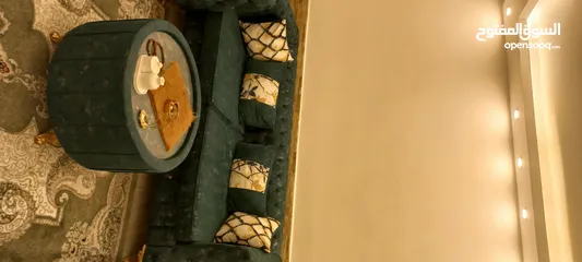  2 طقم كنب 7 مقاعد خليجي بحالة فوق الممتاز