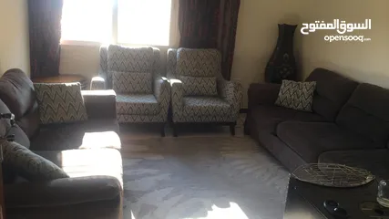  3 طقم كنب بحالة جيدة للبيع خشب زان